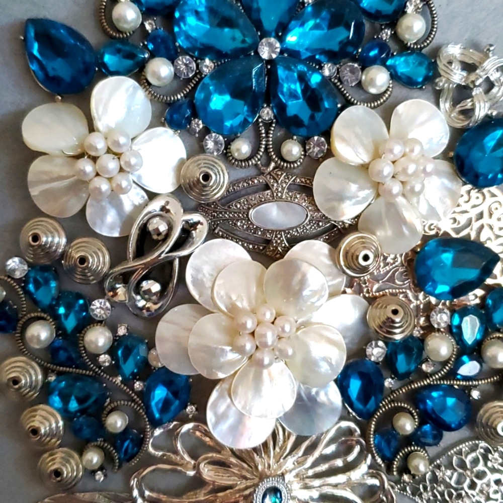 Gorgeous framed jewelry art collage - Picture 8 of 12